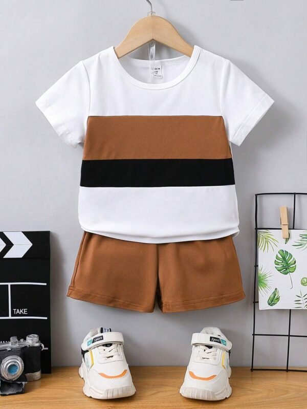 Conjunto de dos piezas con top y pantalones cortos con cuello redondo y manga corta