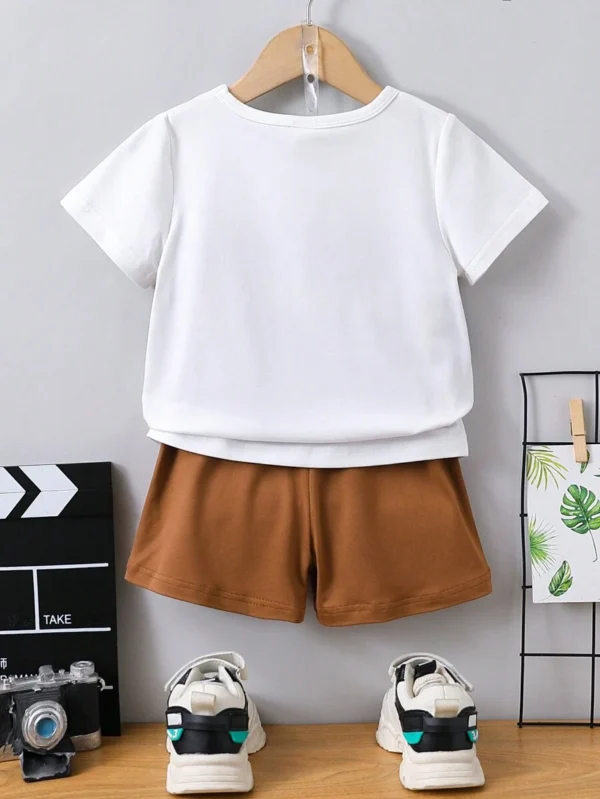 Conjunto de dos piezas con top y pantalones cortos con cuello redondo y manga corta - Imagen 2