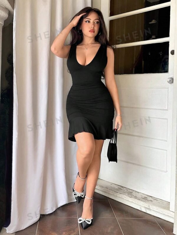 Vestido mini con cuello en V profundo, fruncido y volante en el dobladillo - Imagen 3