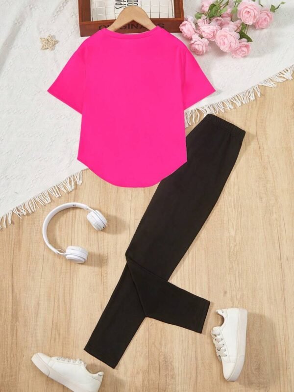 Camiseta Rosa Con Figura De Chica Adolescente Y Leggings - Imagen 3