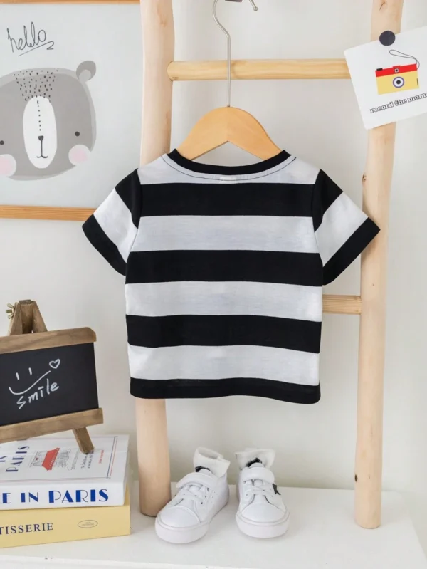 Camiseta de manga corta en blanco y negro de cuello redondo con bloque de colores - Imagen 2
