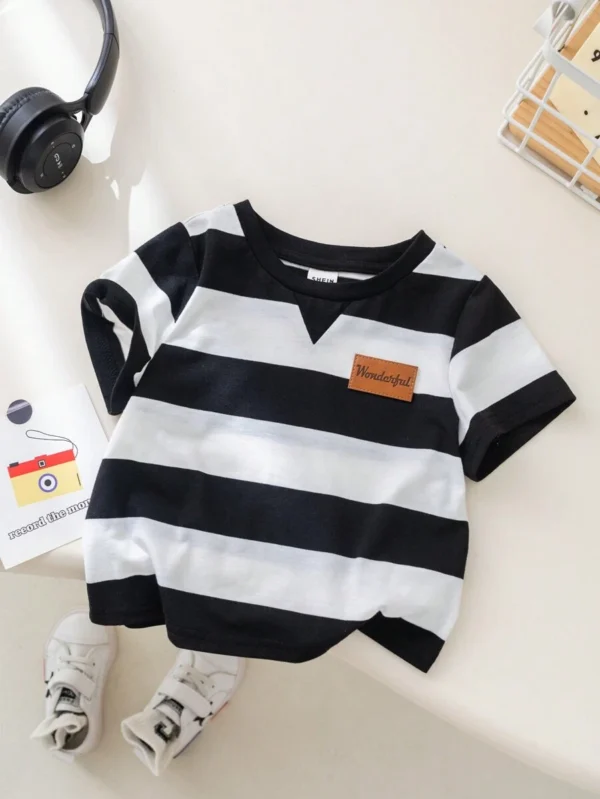 Camiseta de manga corta en blanco y negro de cuello redondo con bloque de colores