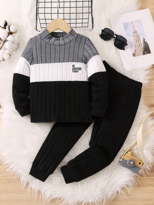 Conjunto de camiseta y pantalón deportivo con bloques de color para niño