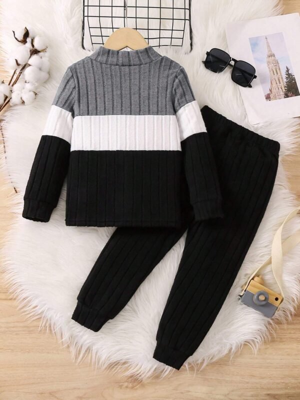 Conjunto de camiseta y pantalón deportivo con bloques de color para niño - Imagen 3