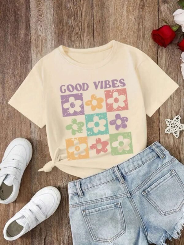 Camiseta de niña joven casual, cómoda y elegante con estampado floral
