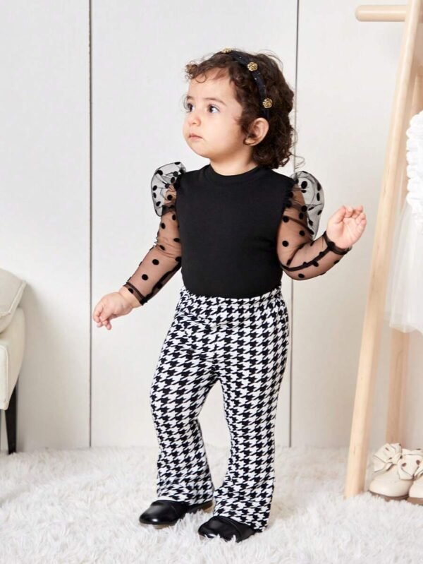 Set de 2 piezas con top de malla de panel tejido con lunares y pantalones acampanados