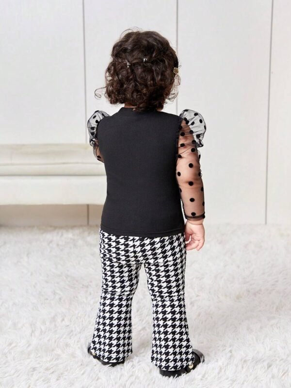 Set de 2 piezas con top de malla de panel tejido con lunares y pantalones acampanados - Imagen 2