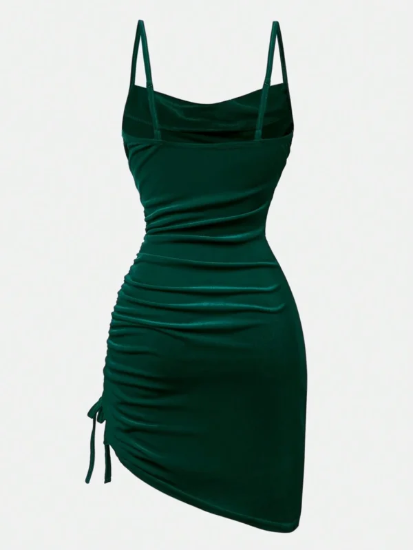 Vestido rojo de terciopelo con cuello en V y cintura fruncida - Imagen 2