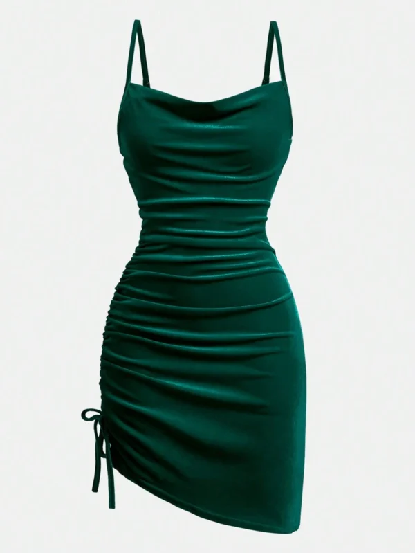 Vestido rojo de terciopelo con cuello en V y cintura fruncida