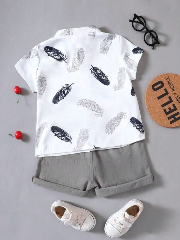 Conjunto Camisa estampada con plumas y pantalones cortos para niño - Imagen 3