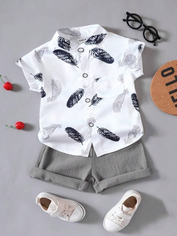 Conjunto Camisa estampada con plumas y pantalones cortos para niño