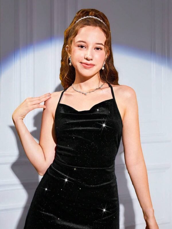 Vestido de terciopelo liso con lentejuelas y tirantes cruzados para chicos - Imagen 2