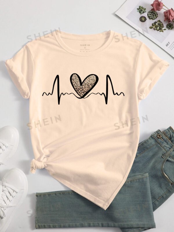 Camiseta de cuello redondo con estampado de corazón