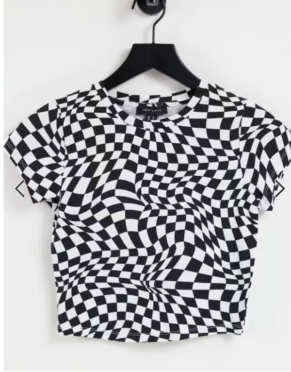 Camiseta negra con estampado a cuadros dameros distorsionados