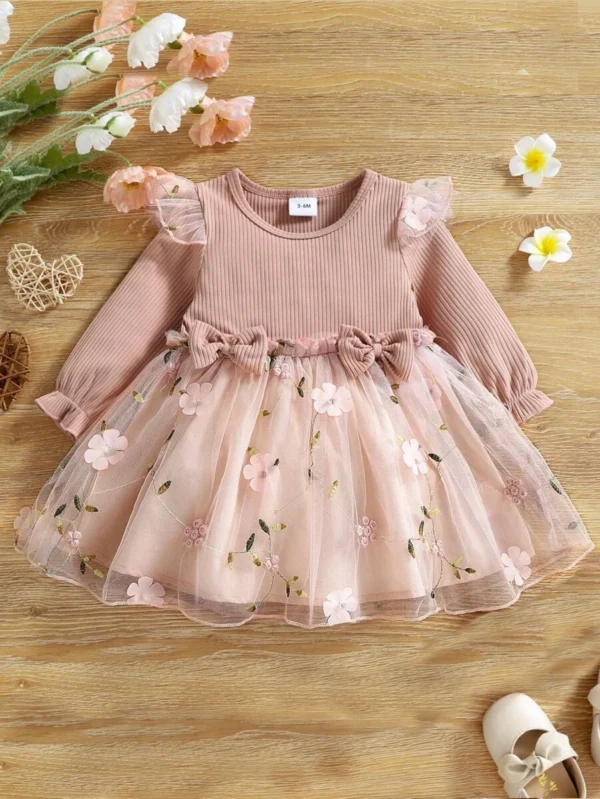 Vestido ribete de volantes con diseño floral de bordado para niña bebé