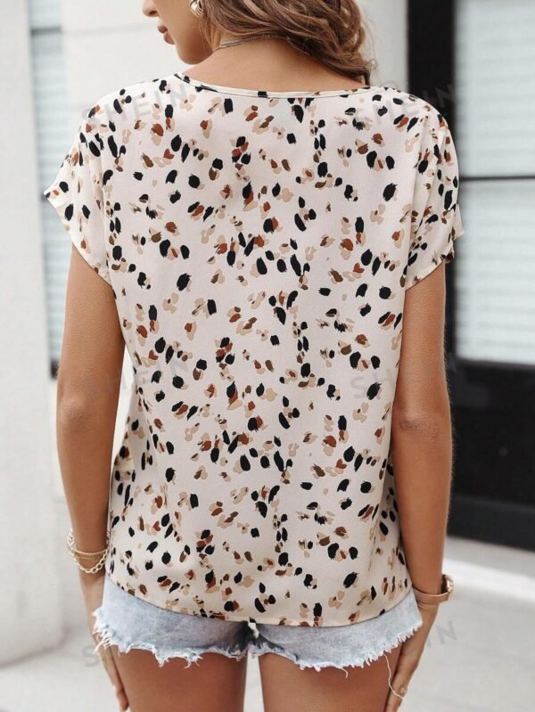 Blusa de mujer con estampado total, diseño de cuello y calado - Imagen 2
