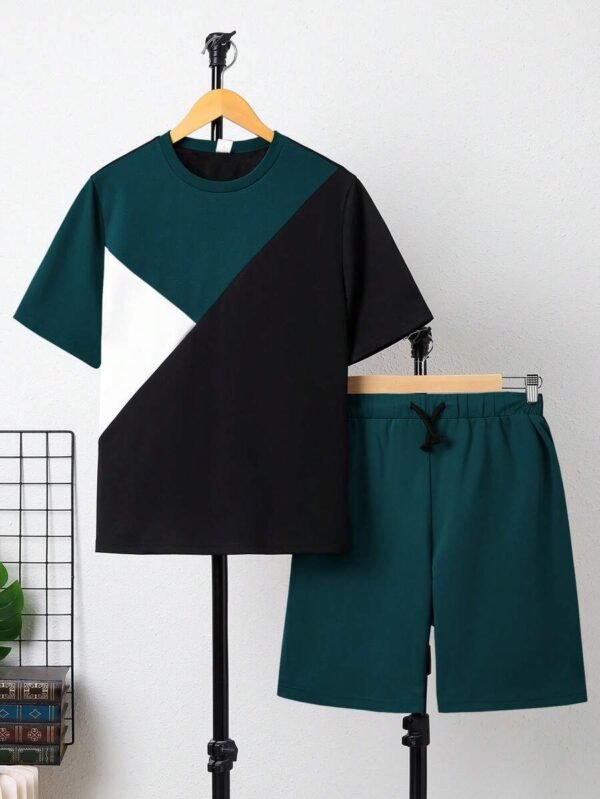 Conjunto de camiseta con parche de colores y pantalones cortos para chicos