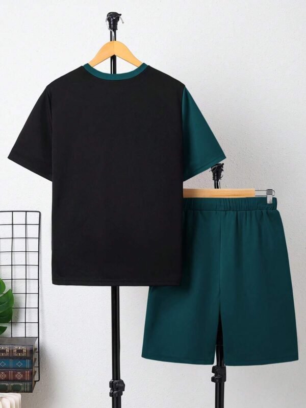 Conjunto de camiseta con parche de colores y pantalones cortos para chicos - Imagen 3