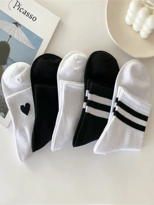 5 pares de calcetines tipo tripulación blancos y negros surtidos - Imagen 3