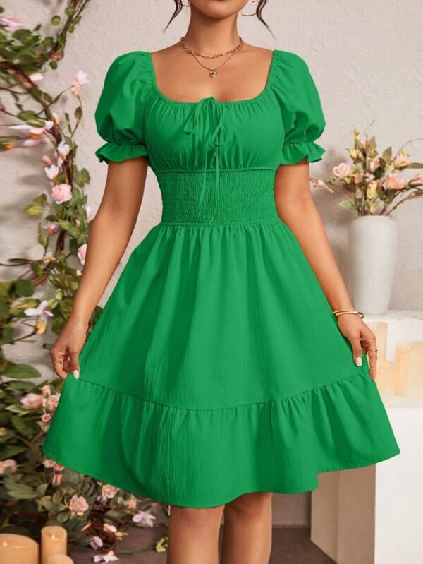 Vestido corto con pliegues y lazo delantero de unicolor
