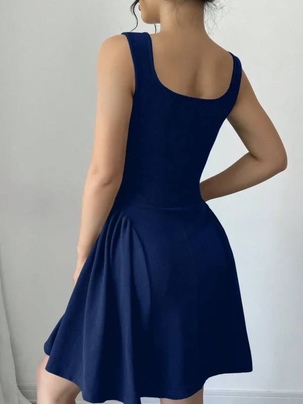 Vestido de mujer ajustado de unicolor, cuello cuadrado - Imagen 3