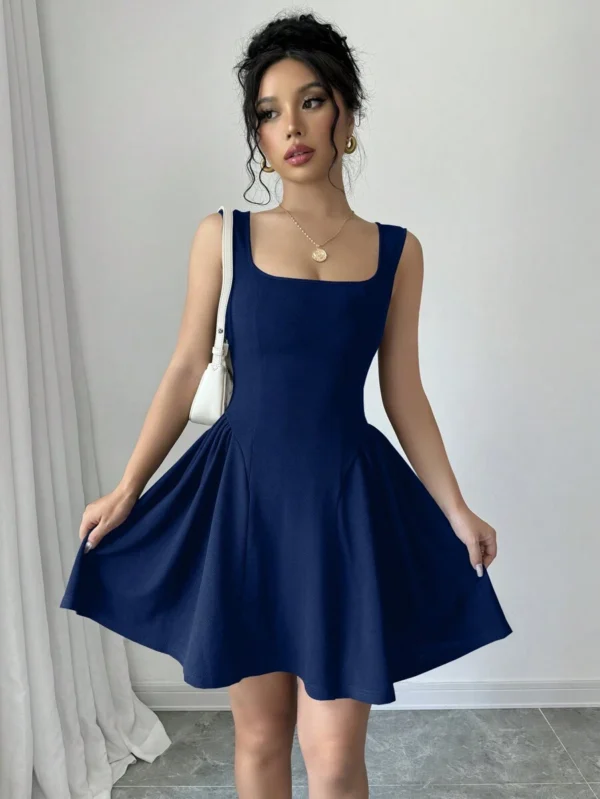 Vestido de mujer ajustado de unicolor, cuello cuadrado