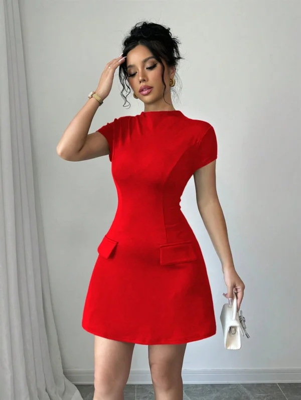 Vestido corto negro minimalista de manga corta