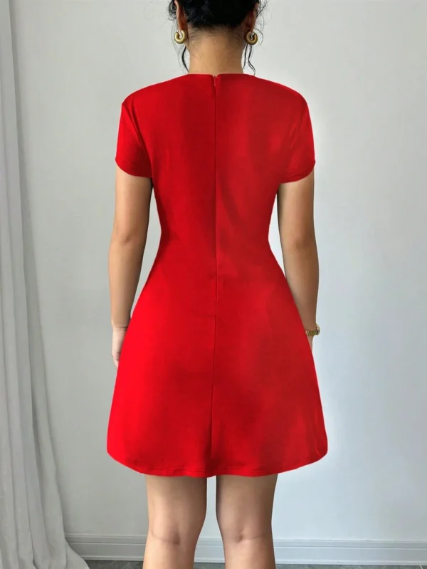 Vestido corto negro minimalista de manga corta - Imagen 3