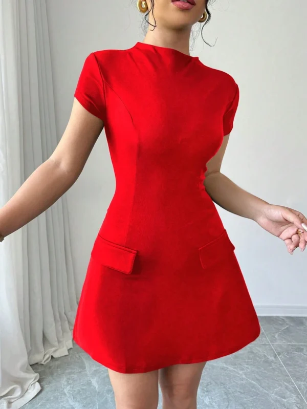 Vestido corto negro minimalista de manga corta - Imagen 2
