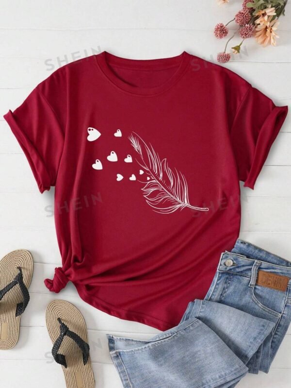 Camiseta gráfica de mujer con estampado de pluma y corazón