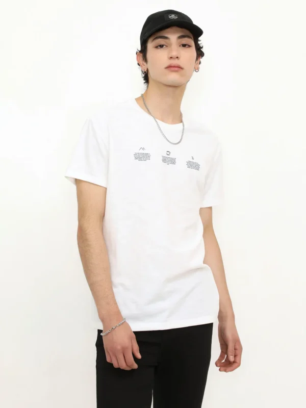 Playera Manga Corta Estampado en Frente Montañas Café y Fuego Blanca