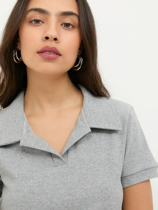 Playera Manga Corta Cuello Tipo Polo Gris - Imagen 3