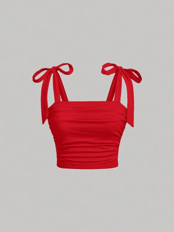Top camisero con hombros fruncidos y nudo de lazo en color rojo