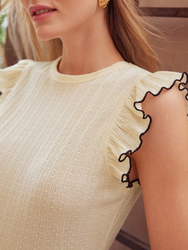 Blusa texturizada con volantes en la sisa y ribete contrastante - Imagen 3