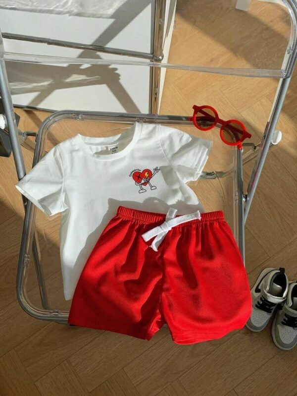Conjunto de camiseta estampada con corazón y shorts para niño bebé
