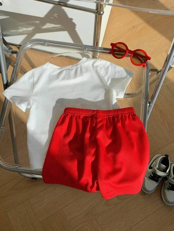Conjunto de camiseta estampada con corazón y shorts para niño bebé - Imagen 3