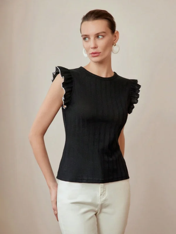 Blusa de ajuste ceñido con volantes en la sisa y ribete de contraste