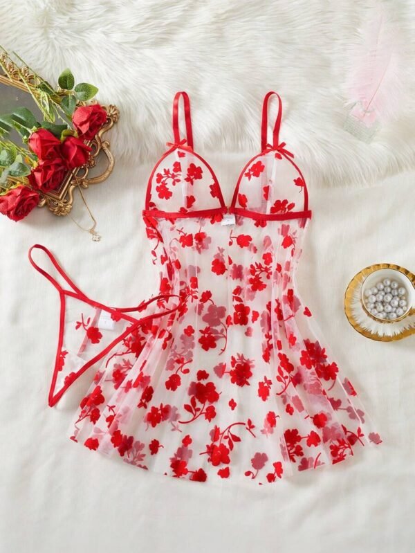 Conjunto de lencería de mujer con vestido de malla con adorno floral y tanga