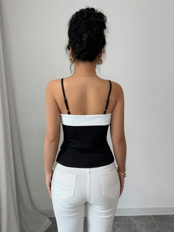 Top de tirantes con botones de color contrastante para mujer - Imagen 3