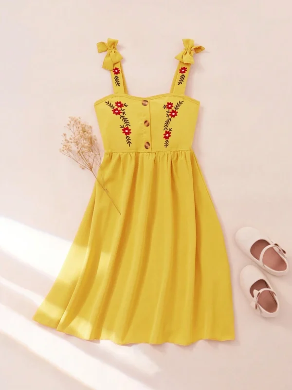 Vestido de verano sin mangas y acampanado con flores bordadas