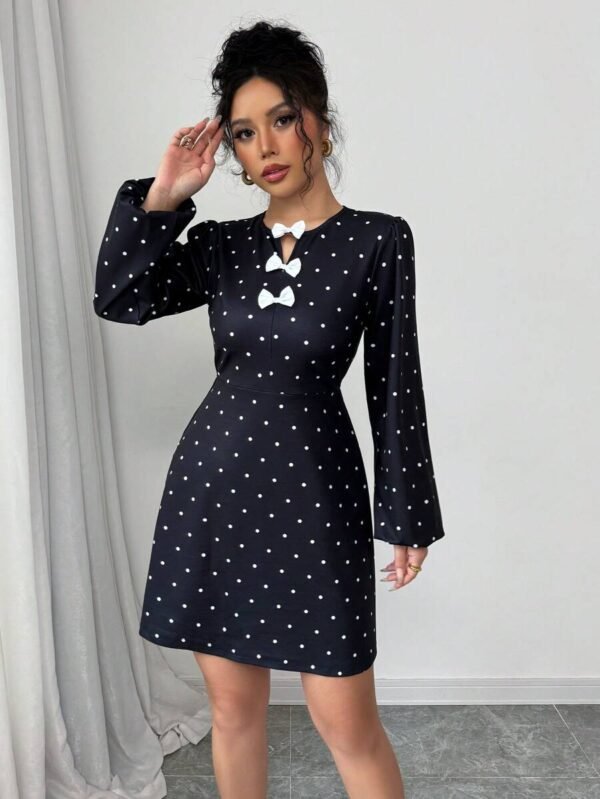 Vestido corto de línea A con lunares y mangas abullonadas