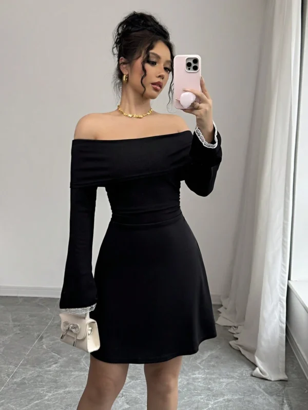 Vestido negro de mujer con escote en V y hombros descubiertos