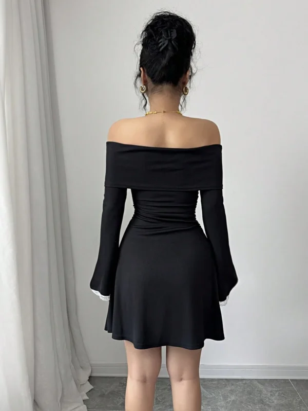 Vestido negro de mujer con escote en V y hombros descubiertos - Imagen 3