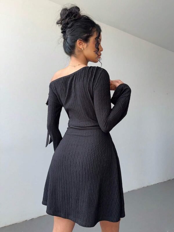 Vestido con textura elegante y atadura en el hombro - Imagen 2