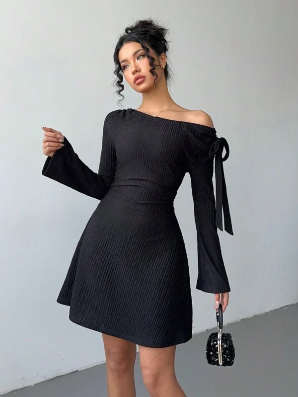 Vestido con textura elegante y atadura en el hombro