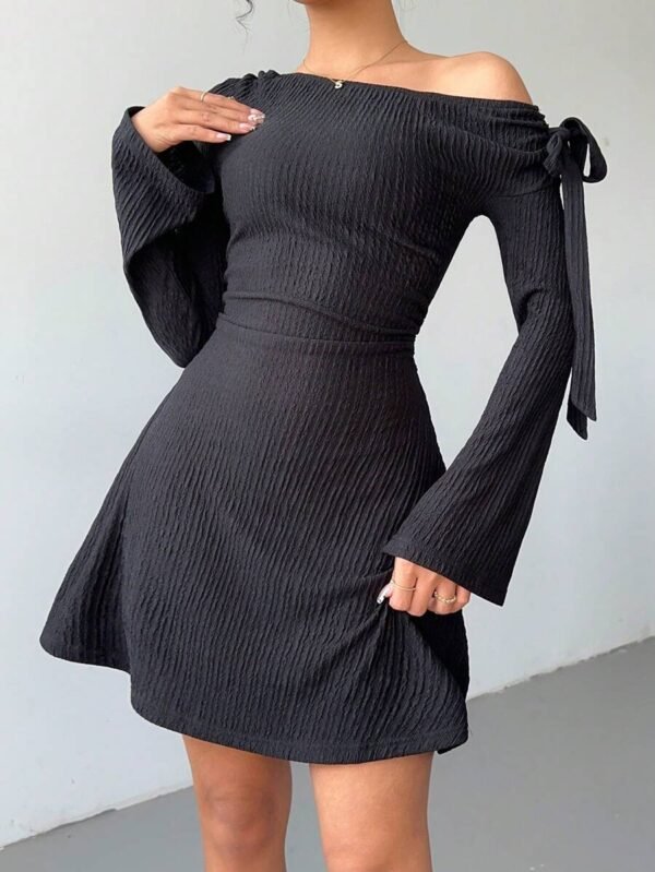 Vestido con textura elegante y atadura en el hombro - Imagen 3