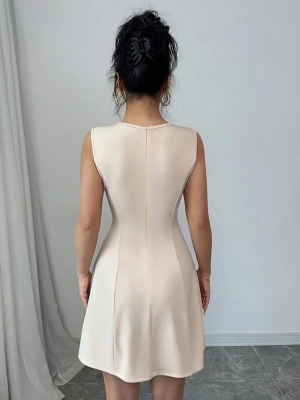 Vestido corto de mujer con cuello redondo sin mangas - Imagen 2