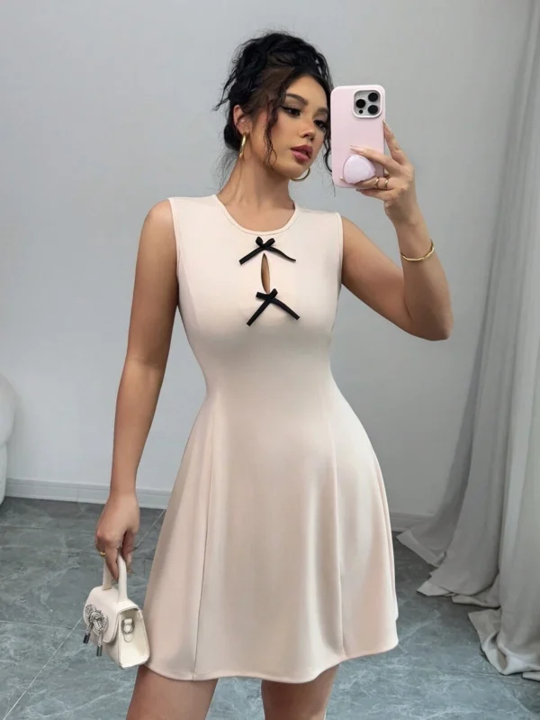 Vestido corto de mujer con cuello redondo sin mangas - Imagen 3