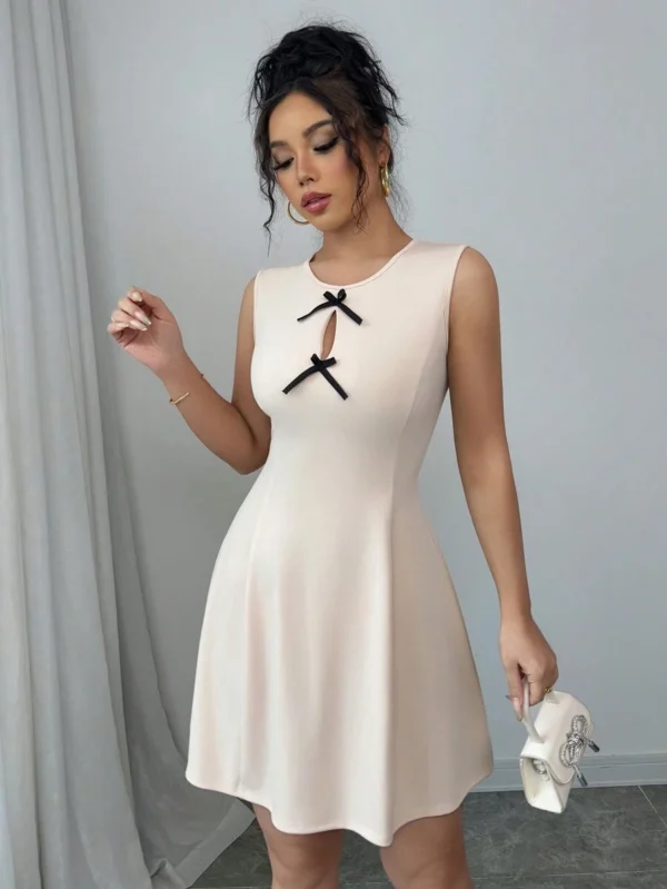 Vestido corto de mujer con cuello redondo sin mangas