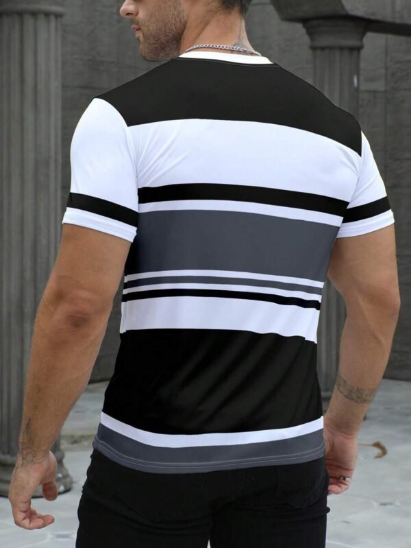 Camiseta casual de manga corta de cuello redondo con estampado de rayas - Imagen 3
